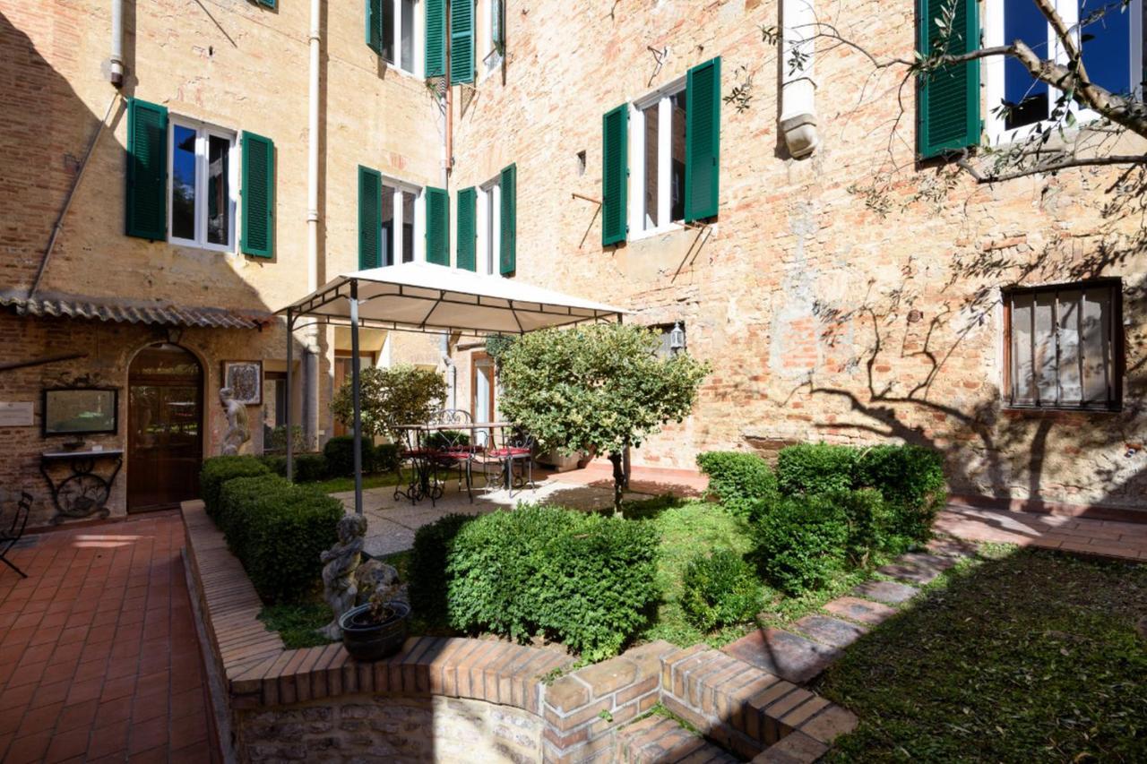 Piazza Paradiso Accommodation Siena Exterior foto
